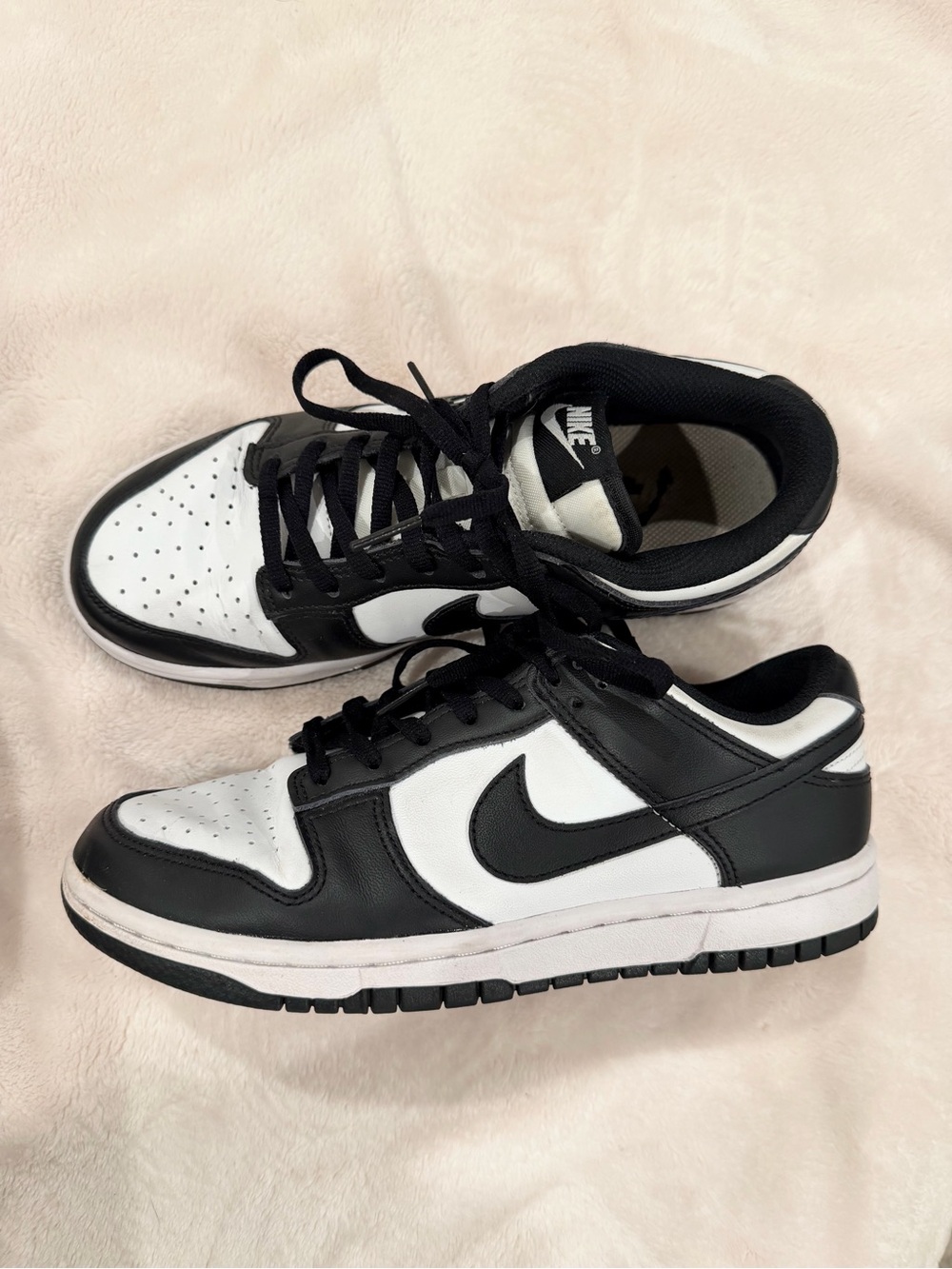 Nike women's Low-Top Sneakers - Black & White